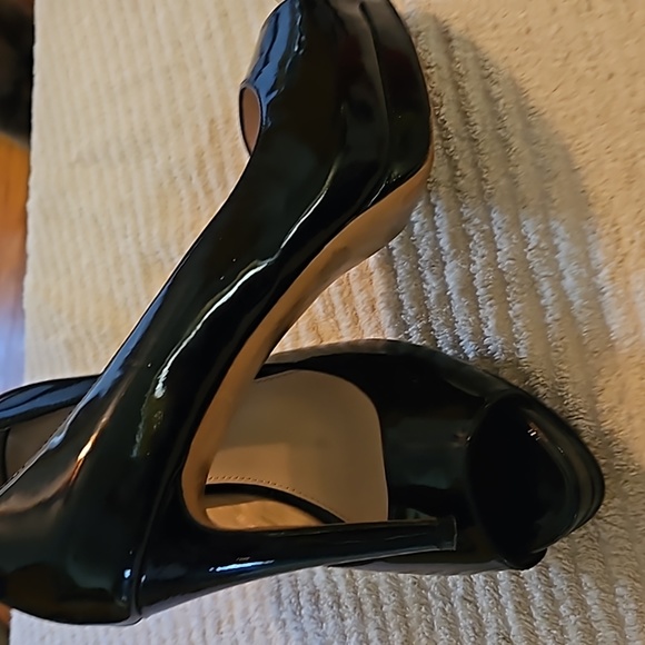 ELIE TAHARI HEELS - Picture 3 of 5